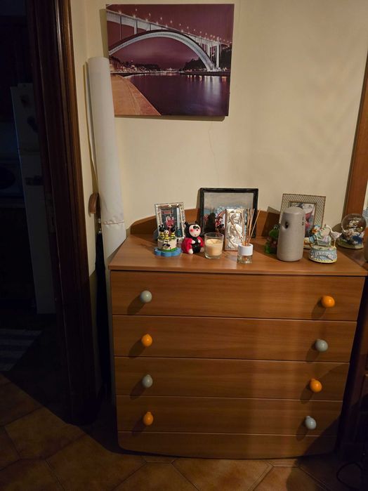 Quarto prenatal sem cama pare rapaza o rapariga novo