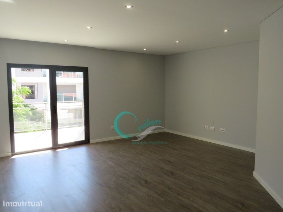 Apartamento T2 Duplex com parqueamento e arrumos na Quinta da Fábri...