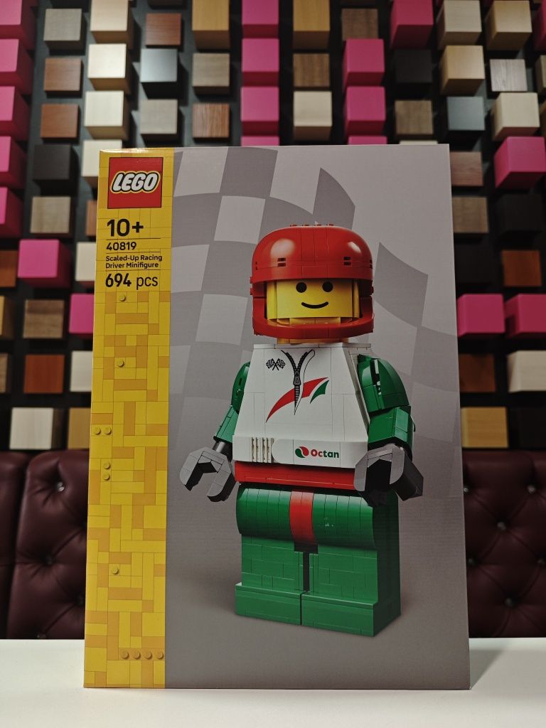 Конструктор LEGO 40819 Велика мініфігурка гонщика (694 Деталі)