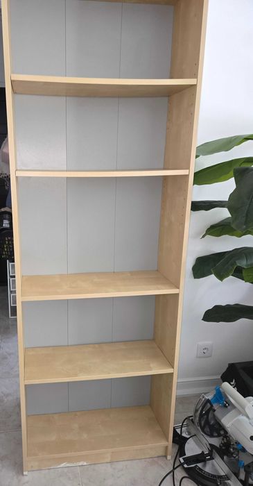 Estante bege e cinza de fundo