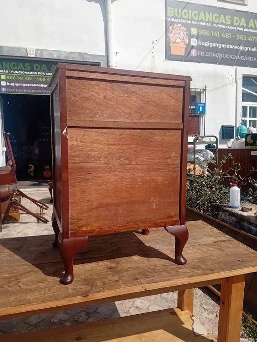 Mesa de cabeceira/apoio