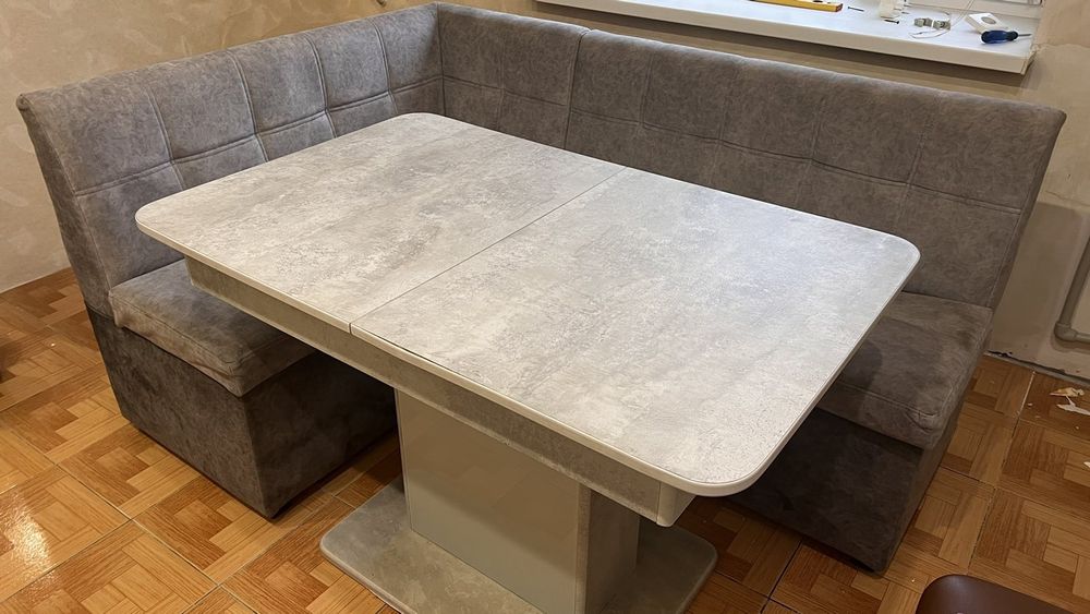 Стол и кухонный уголок в хорошем состоянии