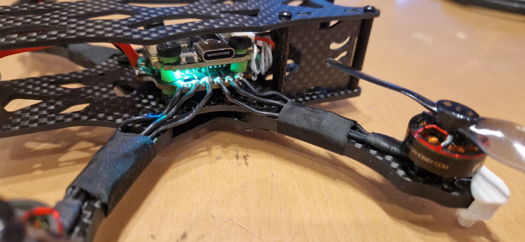 Dron apex 3 tmotor 1404 4-6s 2900kv stack 722