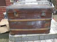 Zabytkowy kufer drewniano-skórzany w okuciu mosiężnym, poniemiecki