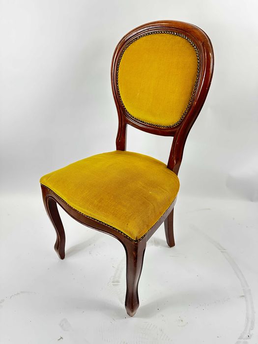 Stare piękne krzesło drewniane z obiciem.