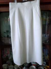 Біла юбка на підкладці з карманами .