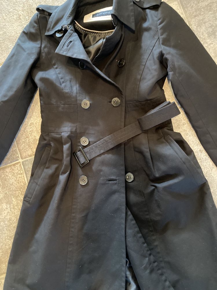 Czarny prochowiec Zara