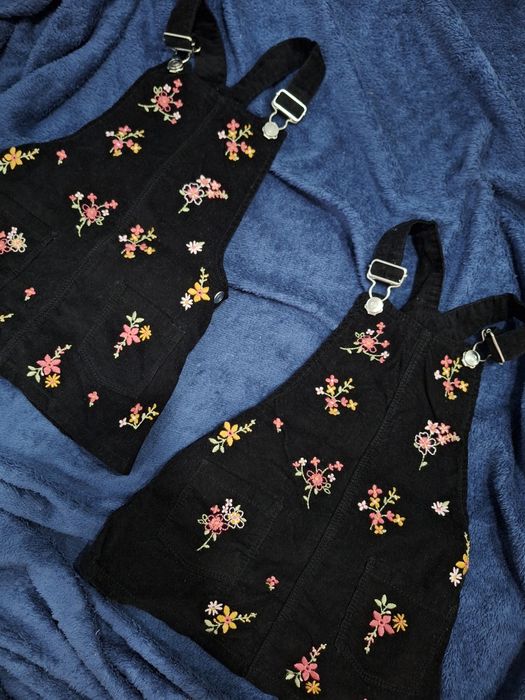 Вельветовий чорний сарафан з квіточками для двійні близнят