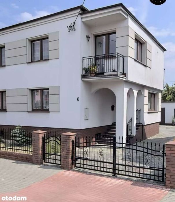 Piętrowy dom w cichej okolicy Jarocina