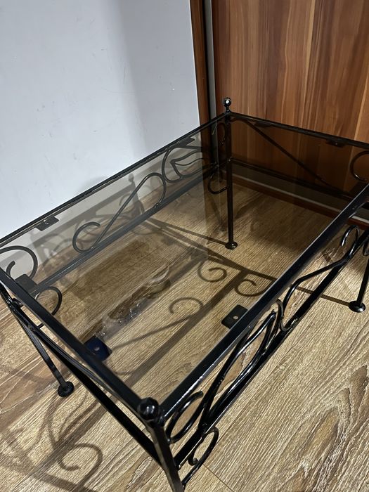 Elegancki stolik kawowy z metalu i szkła – stylowy dodatek do wnętrza