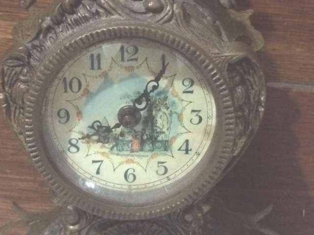 Relógio vintage em metal de sala com máquina a pilhas a funcionar