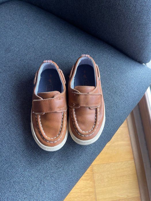 vendendo mocassins infantis da empresa Next