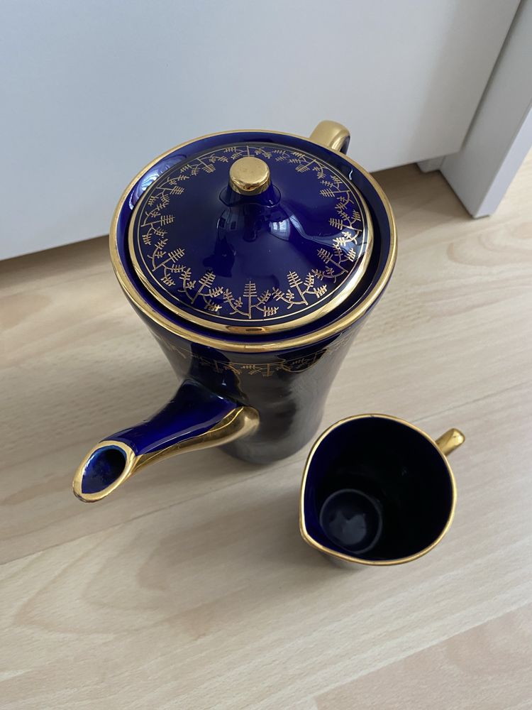 Porcelanowy granatowy dzbanek z przykrywką i dzbanuszek na mleko