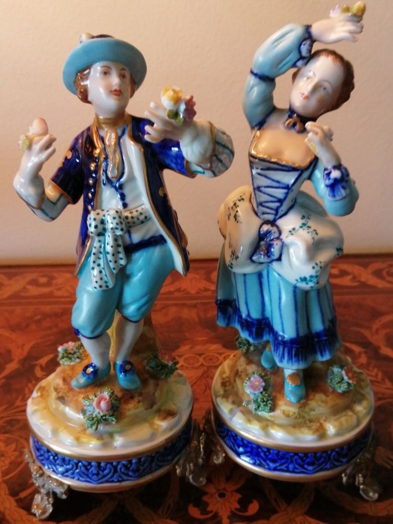Lindo par de figuras em porcelana europeia impecável