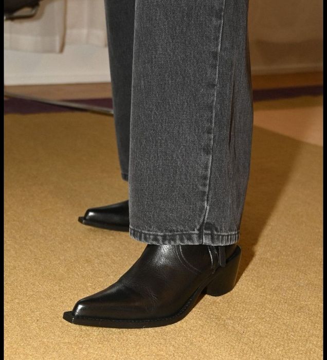 Шкіряні трендові чоботи -казаки 36 р Sendra