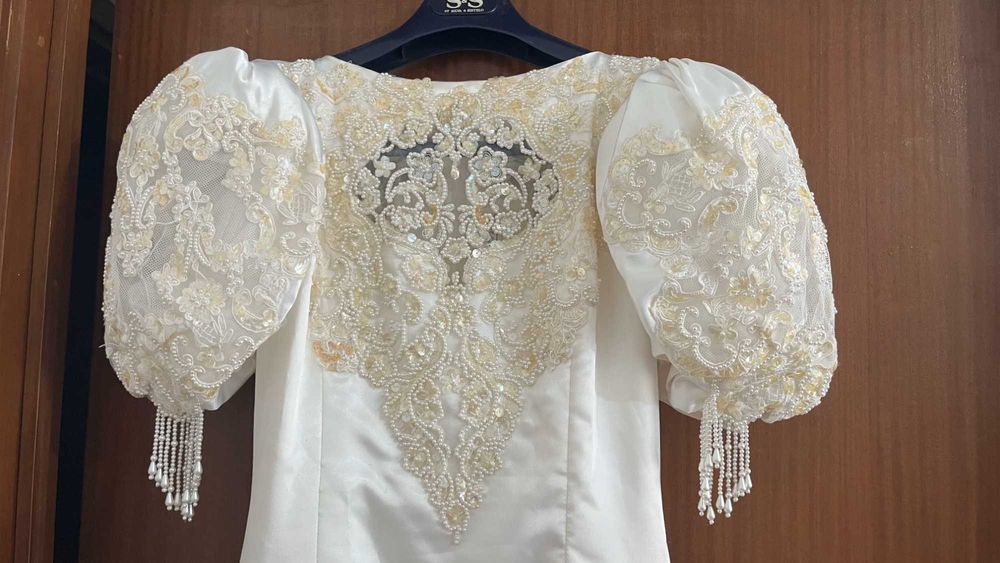 Vestido de noiva clássico de cauda longa