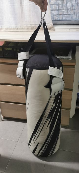 Saco de boxe e luvas