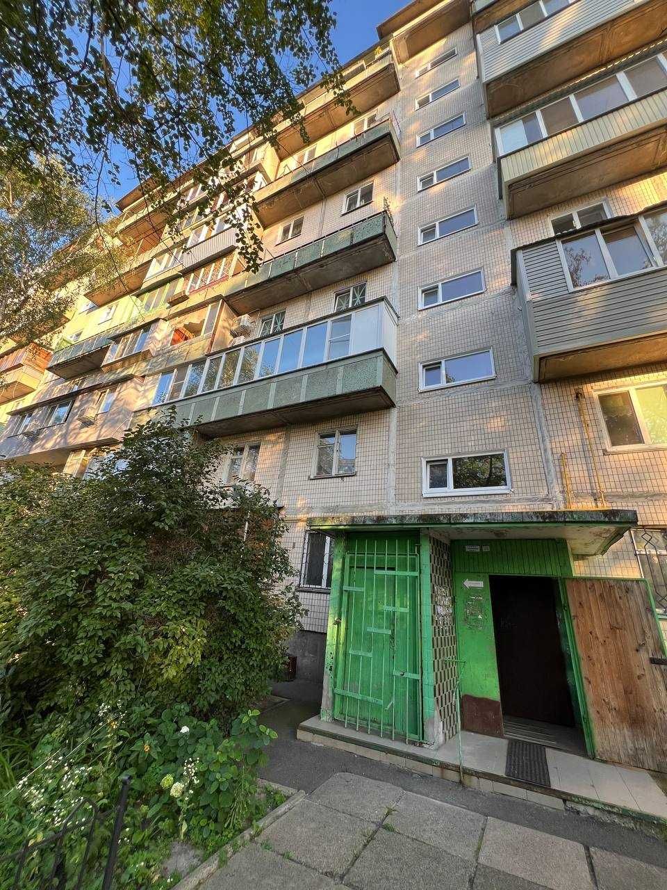 Простора 3-кімнатна Деснянський район, 2/9 поверх, 61 м² вул. Поповича