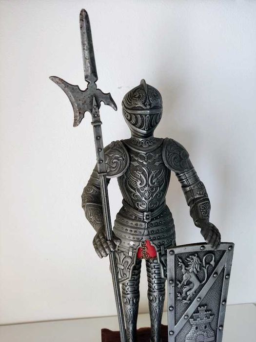 Soldado medieval estatueta metal base madeira