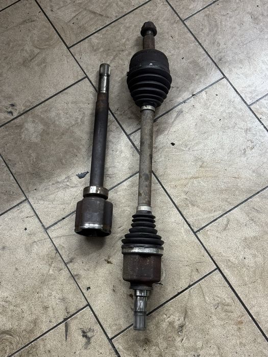 Продам Піввісь ліву Рено мастер 3 бітурбо 2016р Полуось