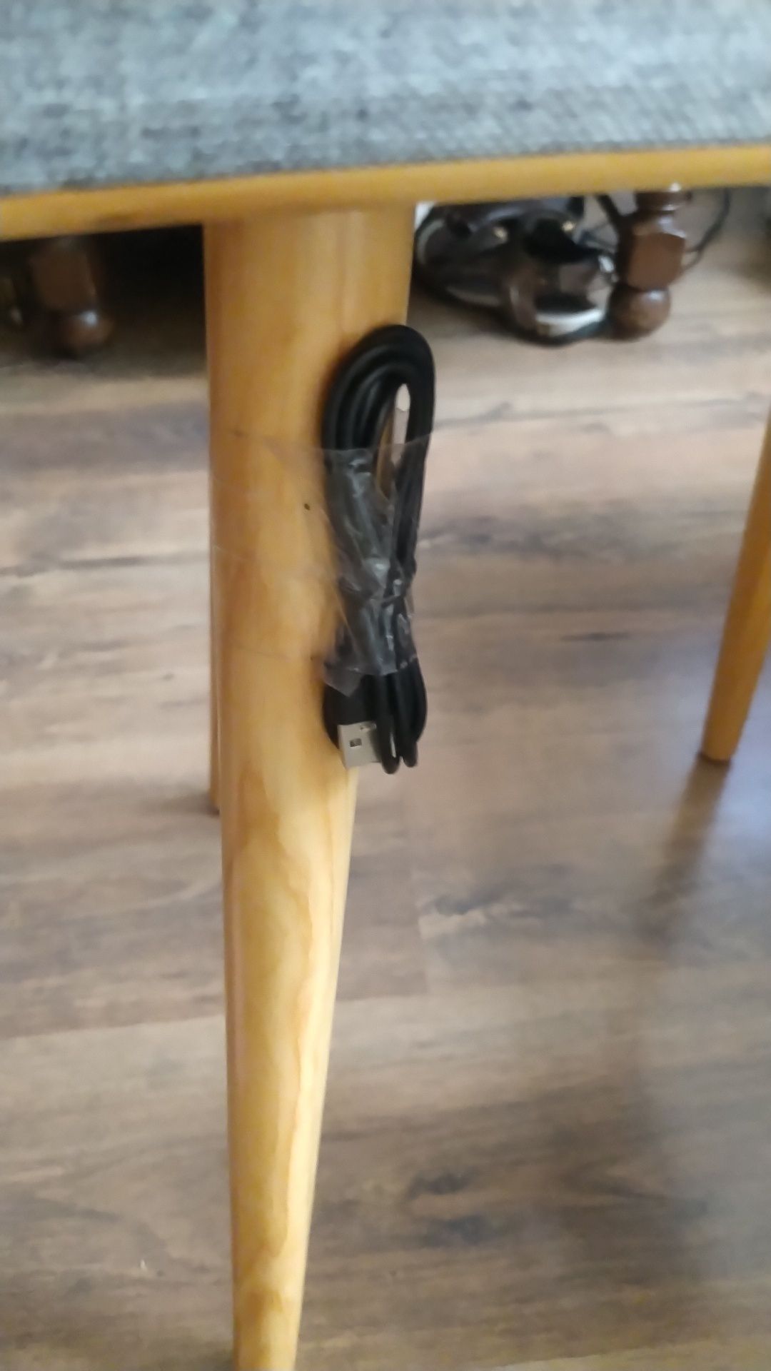 Inteligentny stolik bluetooth z głośnikiem i ładowaniem indukcyjnym