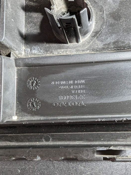 Решітка бампера volvo xc 40