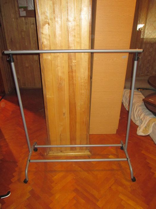 Sprzedam wieszak  - drążek stojący na ubrania.