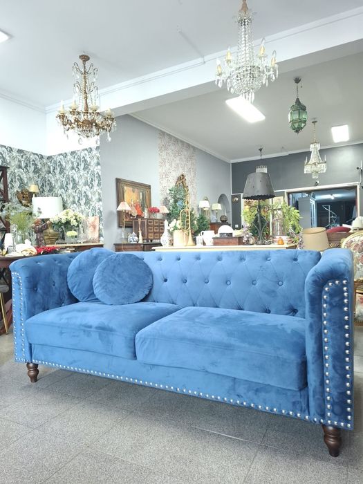 Sofá em Veludo Azul com Capitonê.