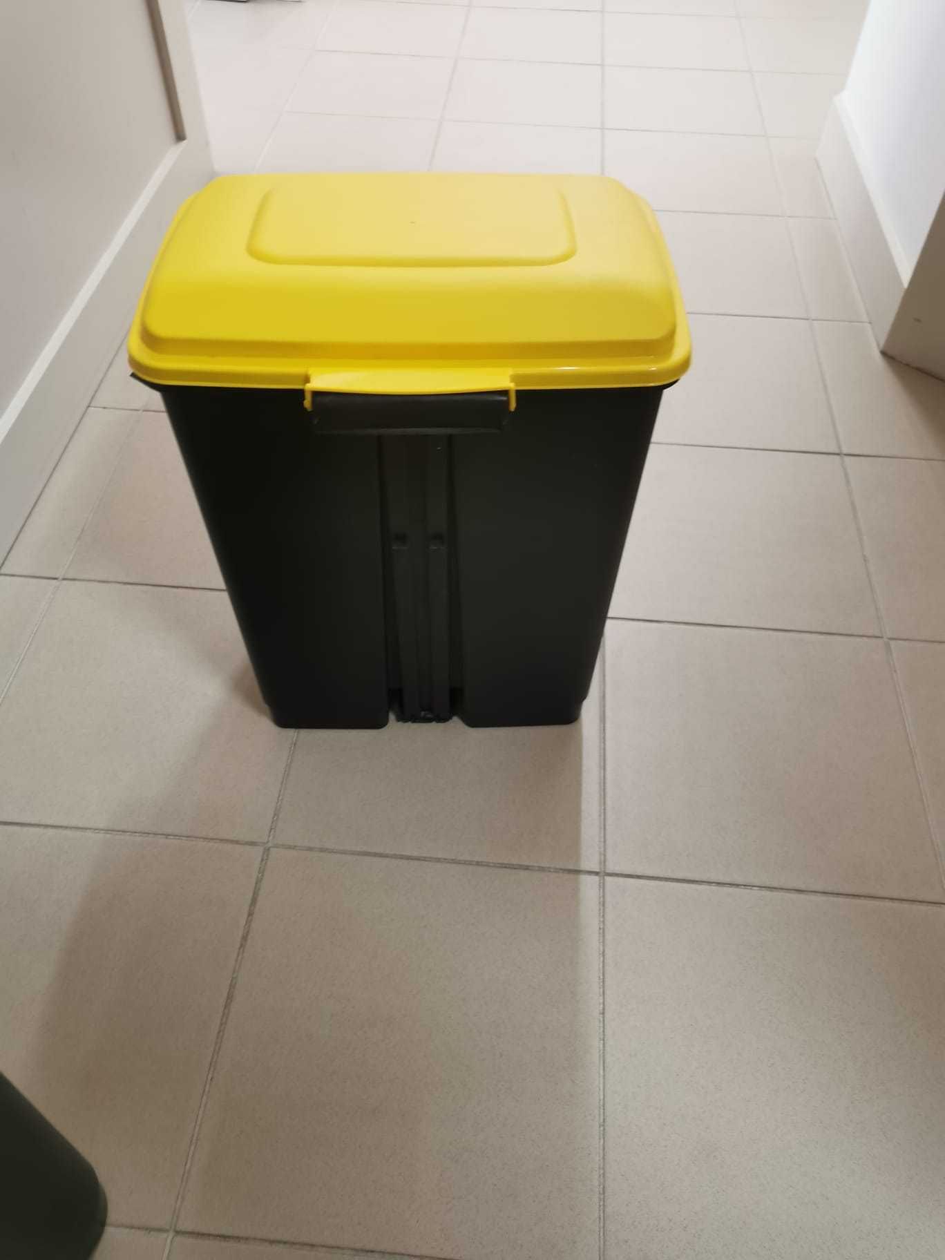 2 baldes de lixo de reciclagem amarelo e azul