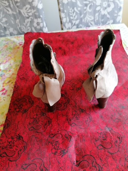 Botins com saltos-altos