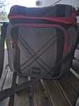 Vendo ou troco mala térmica grilo, de cor cinza/vermellha 25L