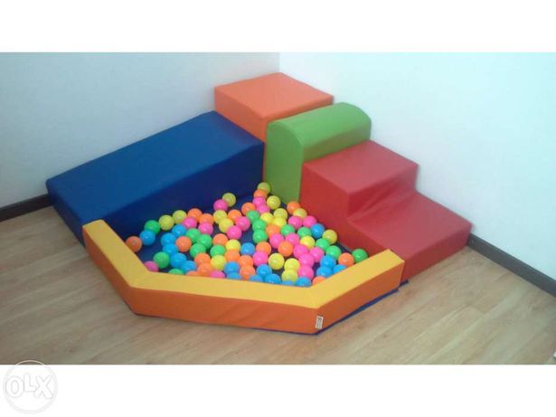 Circuito infantil em espuma com mini piscina de bolas