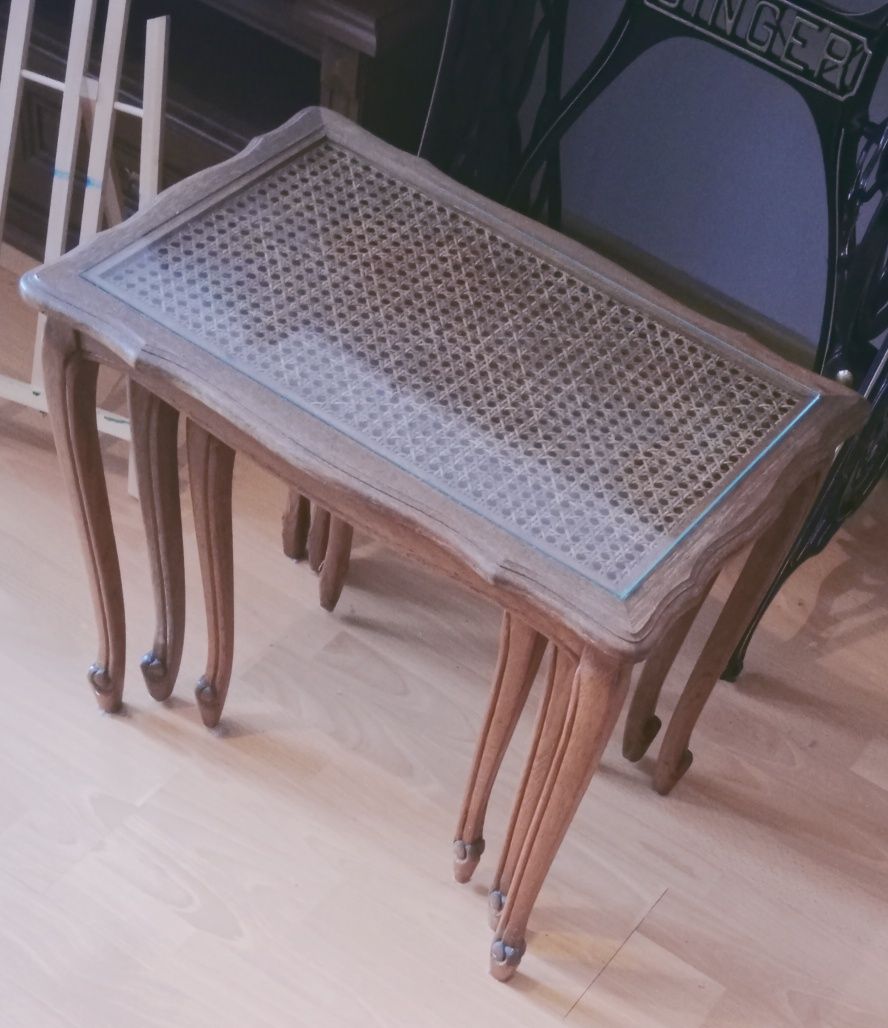 stylowy zabytkowy potrójny stolik kawowy dębowy rzeźbiony szkło ratan