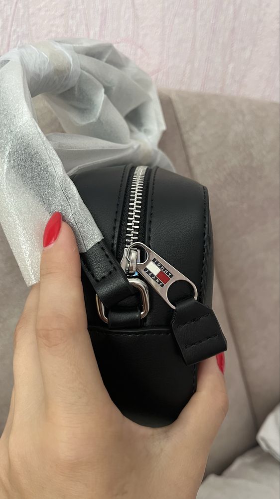 Сумочка крос боді чорна Tommy Hilfiger