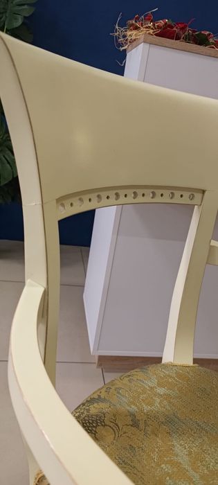 Stylowy stolik z dwoma krzesłami.