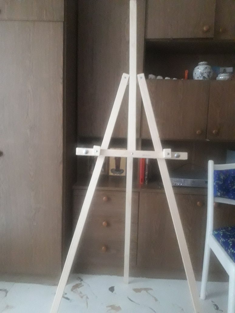 Мольберт для живописи.