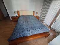 Conjunto de cama, cómoda e mesas de cabeceira cerejeira