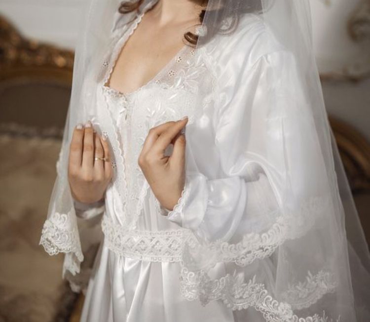 Продам свадебный халат и корсет для утра невесты
