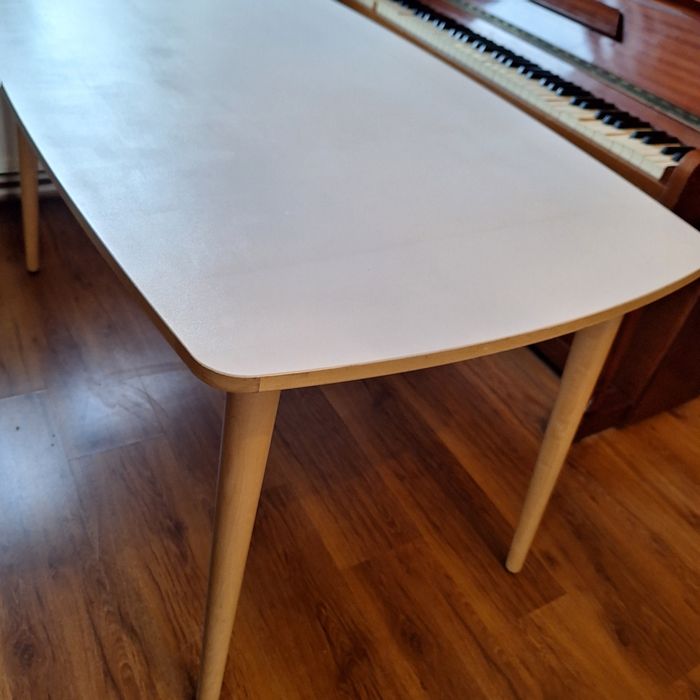 Stół z białym blatem zaokrąglone rogi stołu