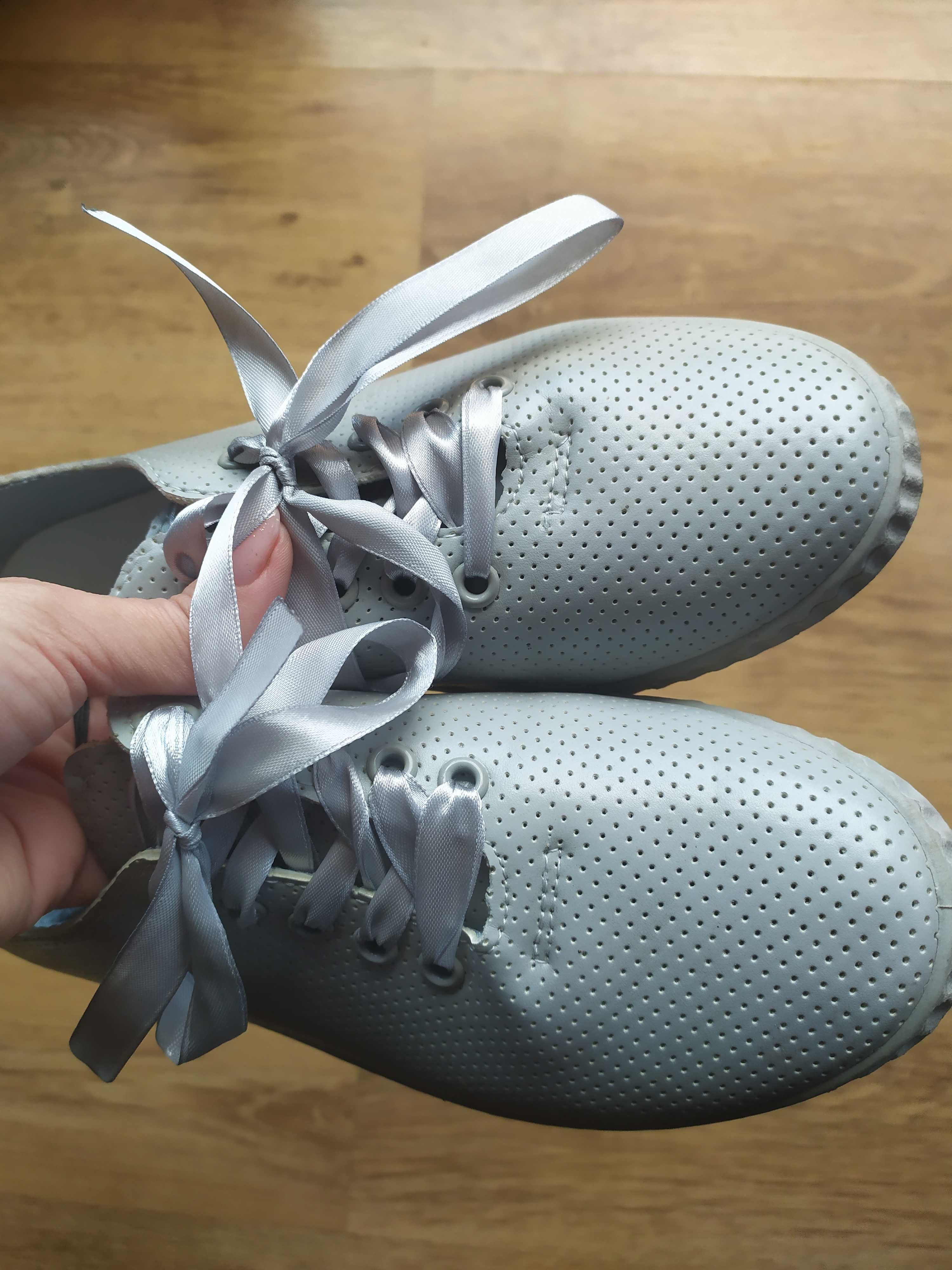 Buty damskie szare z tasiemką