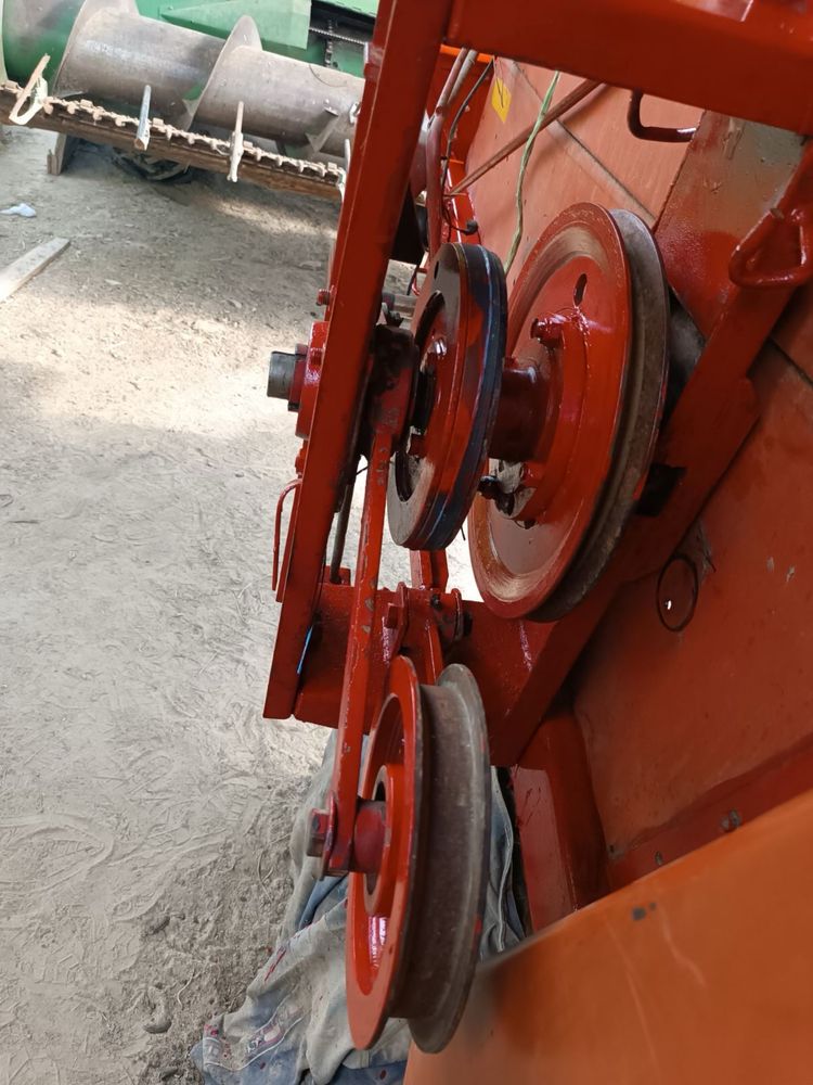 Продется комбайн  Massey Ferguson 440