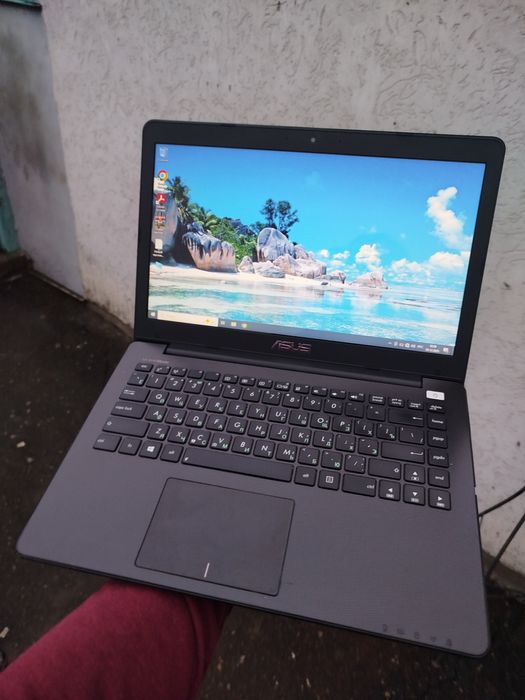 Ноутбук Asus i3-3217 SSD256GB Батарея 2 години