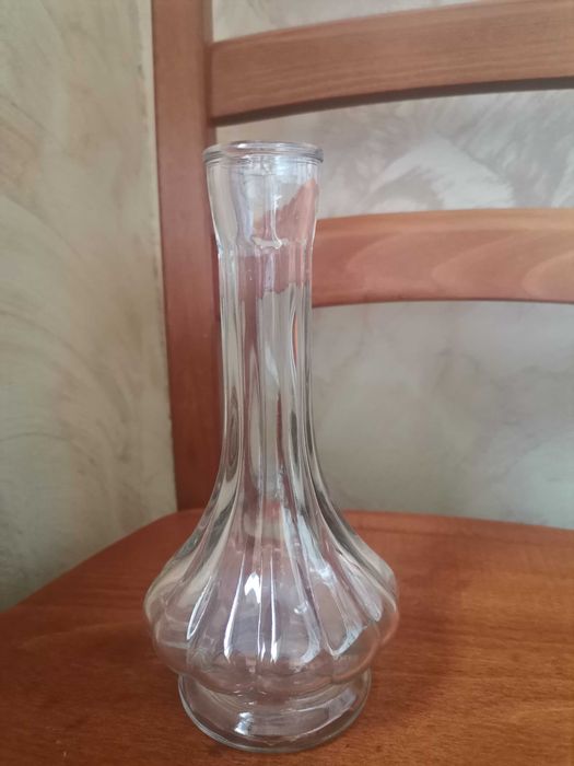 Szklany przezroczysty wazonik