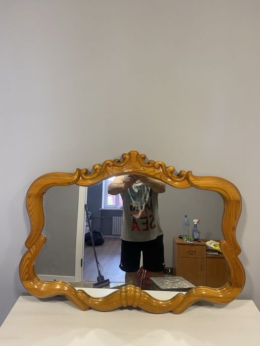 Дзеркало в гарному стані дерево