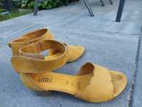 Sandałki żółte r.39 niewielki obcas