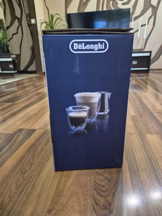 Кавоварка Delonghi.