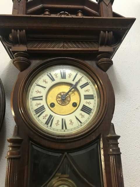 Relógio de parede antigo a funcionar