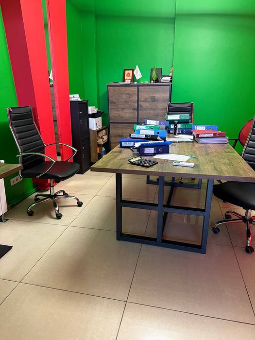 РОЗПРОДАЖ МЕБЛІВ,столи, оргтехніка,крісла,стільці,стелажі,полиці,тумби