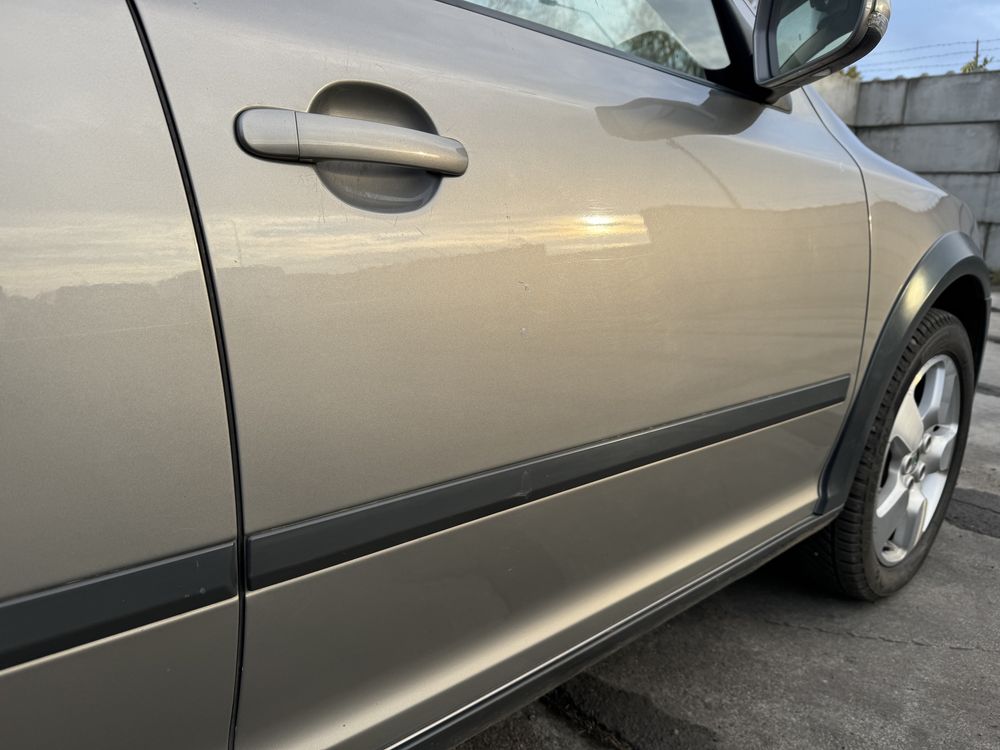 Skoda Octavia II lift FL Scout drzwi prawe przednie LF8H