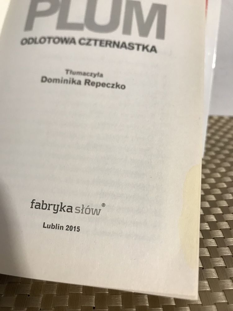 Stephanie Plum tomy: 1, 5, 6, 7, 12, 13, 14, 17. Janet Evanovich.